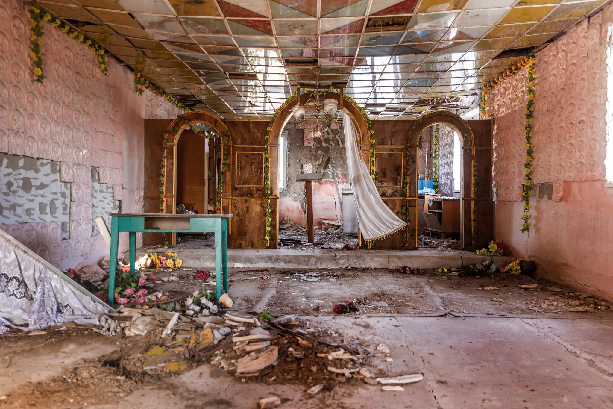 Уламки пошкодженої церкви в селі Благодатне Миколаївської області 22 вересня